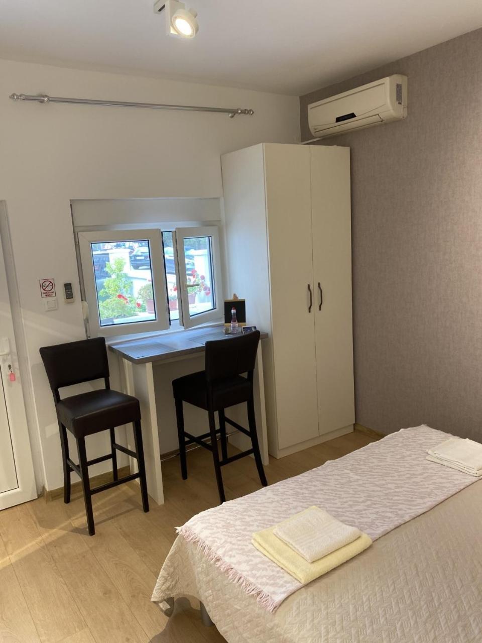 Studio Apartments With Terrace Near Sea - Angela'S Apartments Задар Стая снимка
